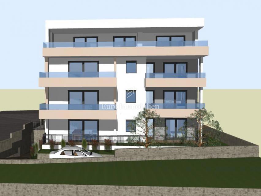 Ampio appartamento al terzo piano di una villa urbana