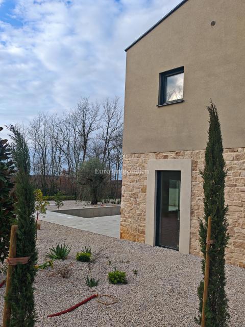 Casa con piscina in posizione tranquilla, vicino a Cittanova