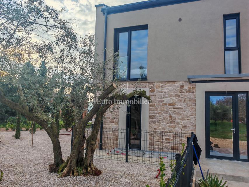 Casa con piscina in posizione tranquilla, vicino a Cittanova