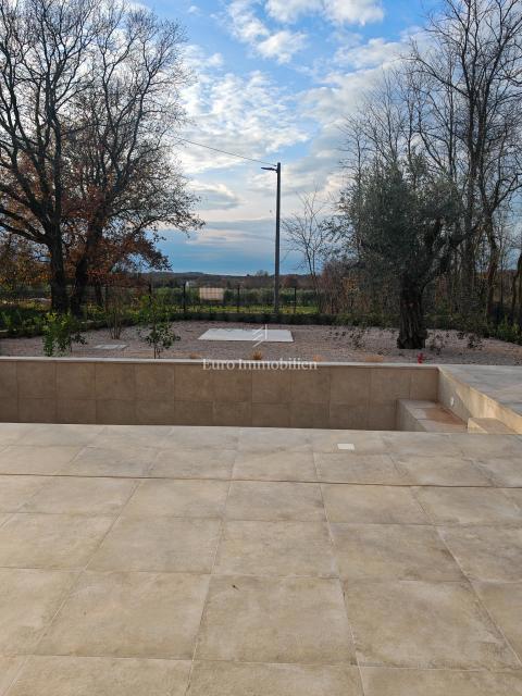 Casa con piscina in posizione tranquilla, vicino a Cittanova