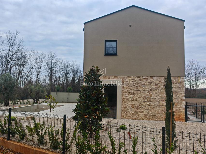 Casa con piscina in posizione tranquilla, vicino a Cittanova