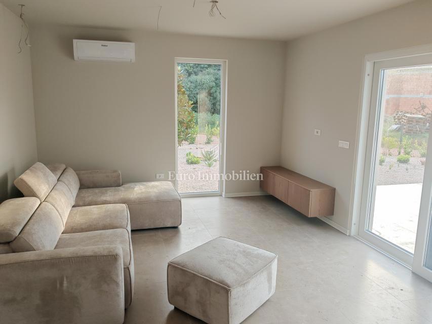 Casa con piscina in posizione tranquilla, vicino a Cittanova