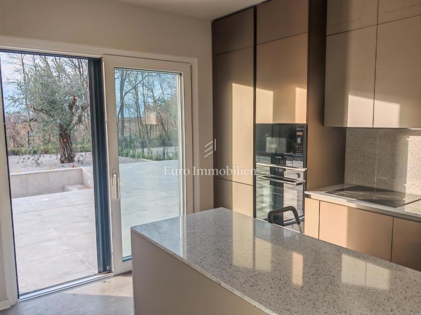 Casa con piscina in posizione tranquilla, vicino a Cittanova