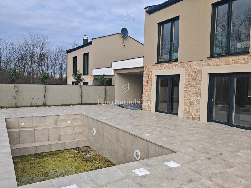 Casa con piscina in posizione tranquilla, vicino a Cittanova
