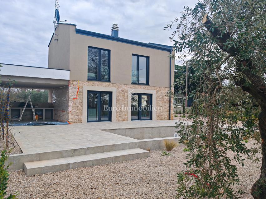 Casa con piscina in posizione tranquilla, vicino a Cittanova