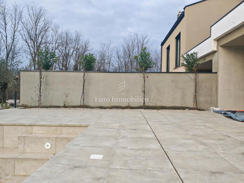 Casa con piscina in posizione tranquilla, vicino a Cittanova