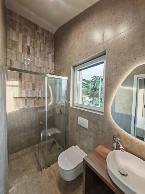 Casa con piscina in posizione tranquilla, vicino a Cittanova