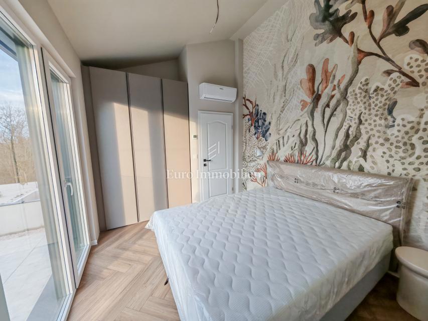 Casa con piscina in posizione tranquilla, vicino a Cittanova