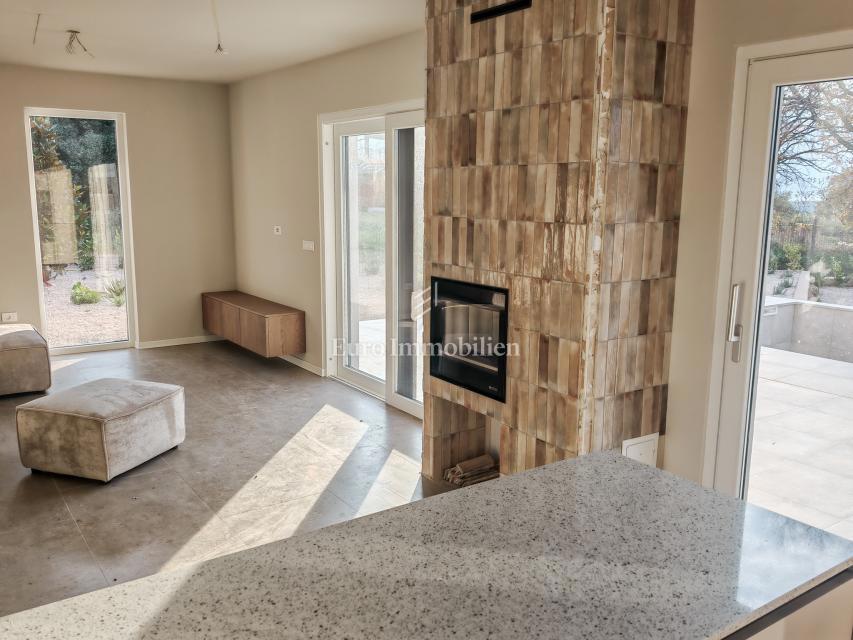 Casa con piscina in posizione tranquilla, vicino a Cittanova