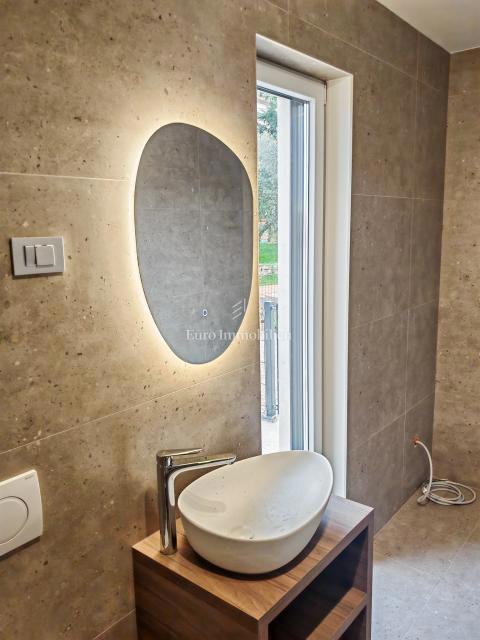 Casa con piscina in posizione tranquilla, vicino a Cittanova