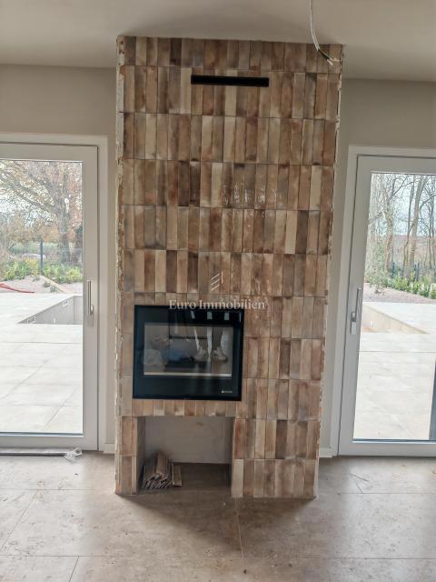 Casa con piscina in posizione tranquilla, vicino a Cittanova