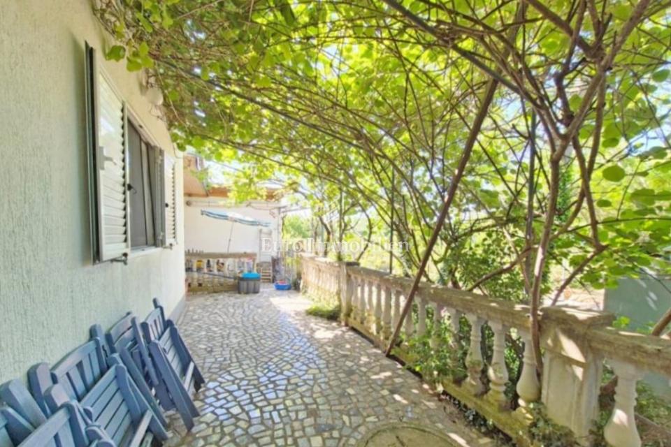 Haus mit großem Grundstück in ruhiger Umgebung, Krk