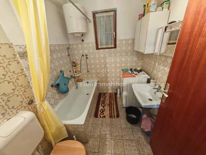 Klenovica – Casa con 6 appartamenti, a 100 m dal mare