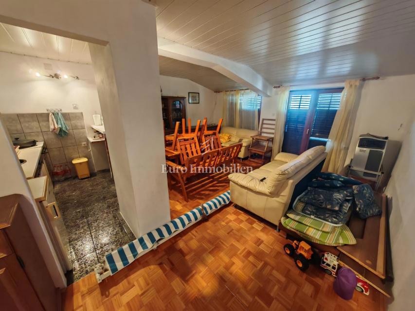 Klenovica – Casa con 6 appartamenti, a 100 m dal mare