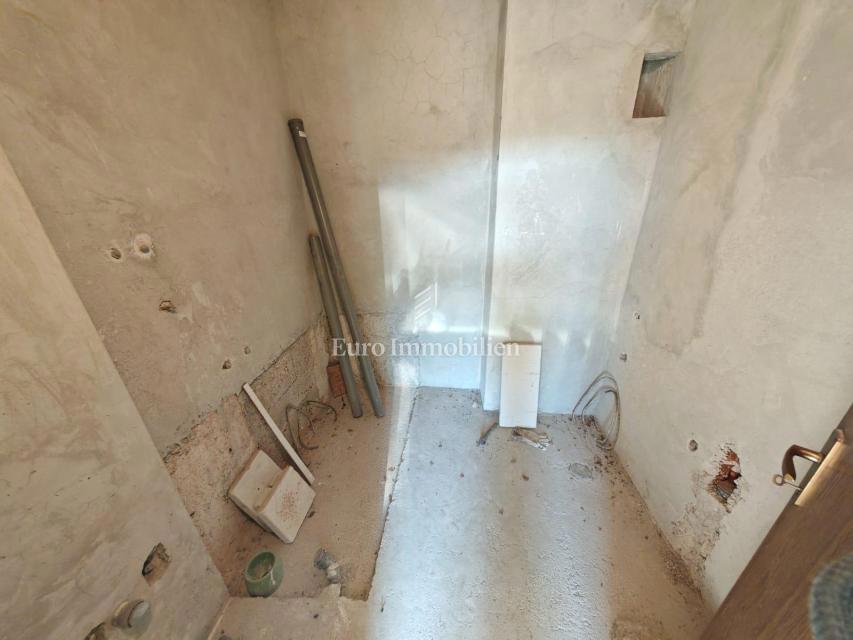 Klenovica – Casa con 6 appartamenti, a 100 m dal mare