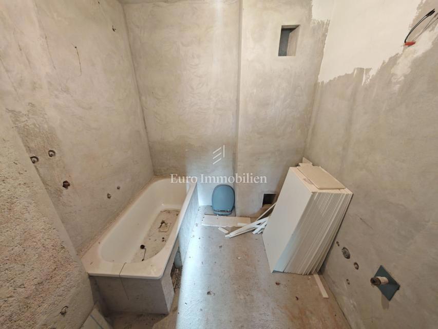 Klenovica – Casa con 6 appartamenti, a 100 m dal mare