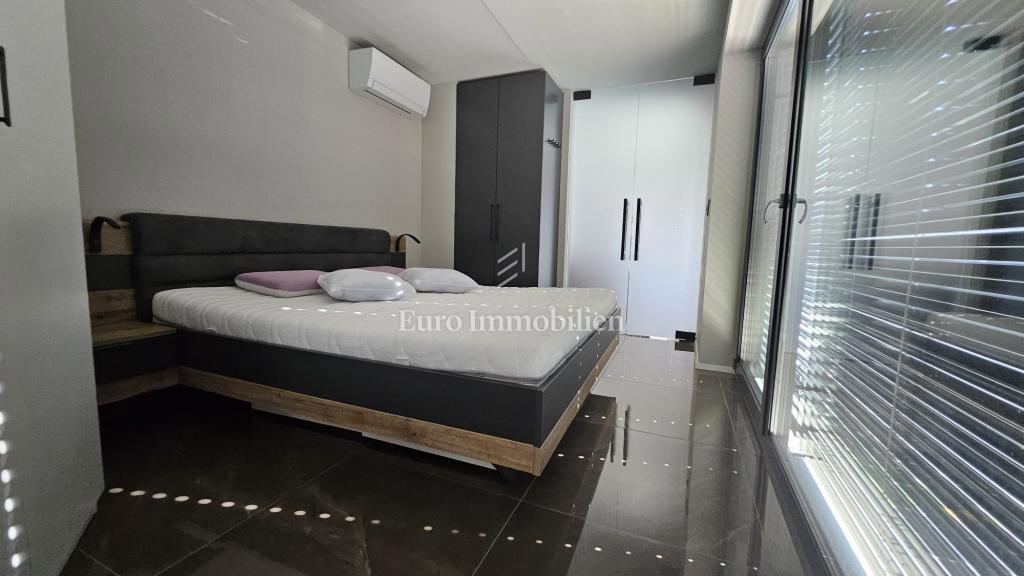 Appartamento splendidamente ristrutturato con 3 camere da letto e soggiorno completamente arredato