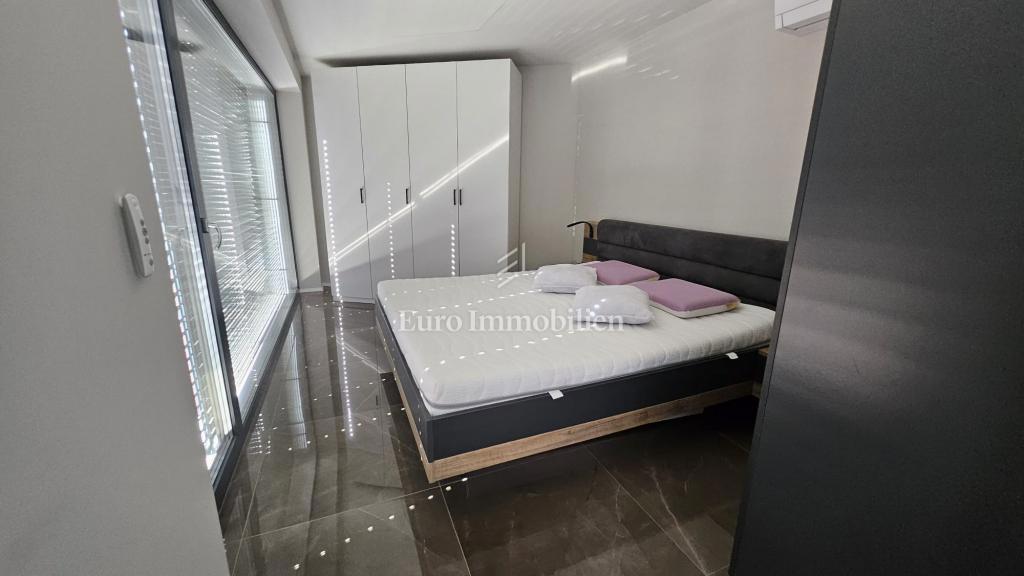 Appartamento splendidamente ristrutturato con 3 camere da letto e soggiorno completamente arredato