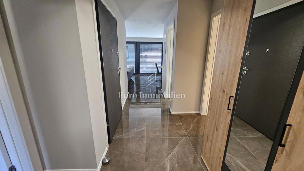 Appartamento splendidamente ristrutturato con 3 camere da letto e soggiorno completamente arredato