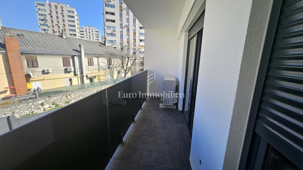 Appartamento splendidamente ristrutturato con 3 camere da letto e soggiorno completamente arredato