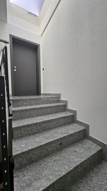 Appartamento splendidamente ristrutturato con 3 camere da letto e soggiorno completamente arredato