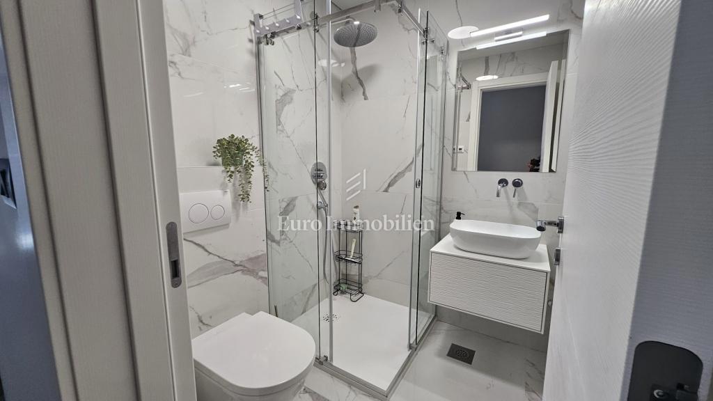 Appartamento splendidamente ristrutturato con 3 camere da letto e soggiorno completamente arredato