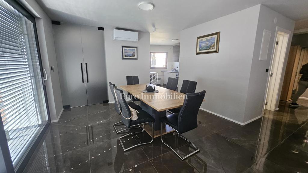 Appartamento splendidamente ristrutturato con 3 camere da letto e soggiorno completamente arredato