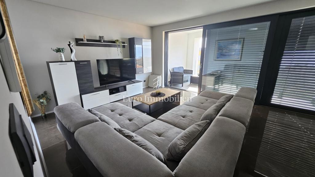 Appartamento splendidamente ristrutturato con 3 camere da letto e soggiorno completamente arredato