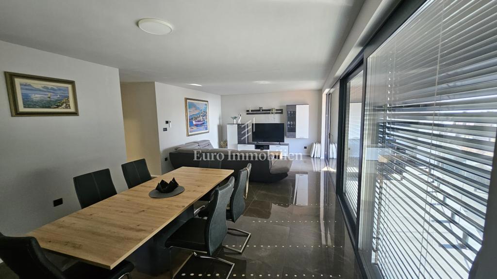 Appartamento splendidamente ristrutturato con 3 camere da letto e soggiorno completamente arredato