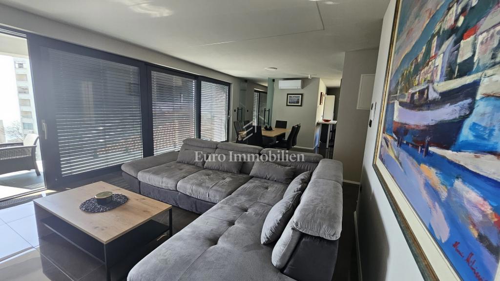 Appartamento splendidamente ristrutturato con 3 camere da letto e soggiorno completamente arredato