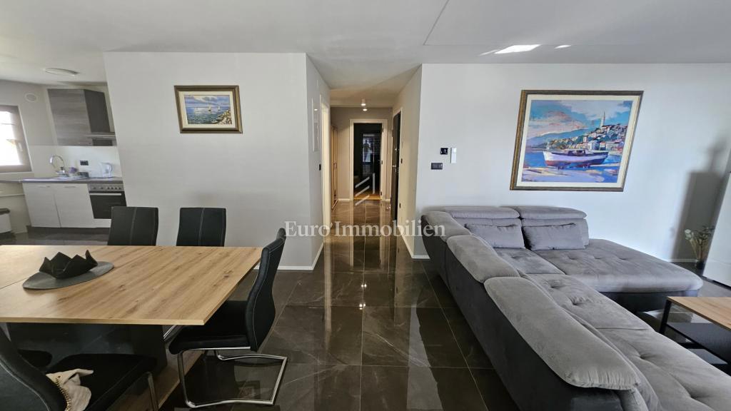 Appartamento splendidamente ristrutturato con 3 camere da letto e soggiorno completamente arredato