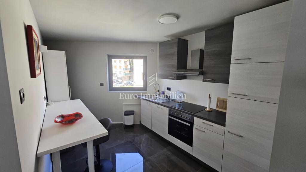 Appartamento splendidamente ristrutturato con 3 camere da letto e soggiorno completamente arredato