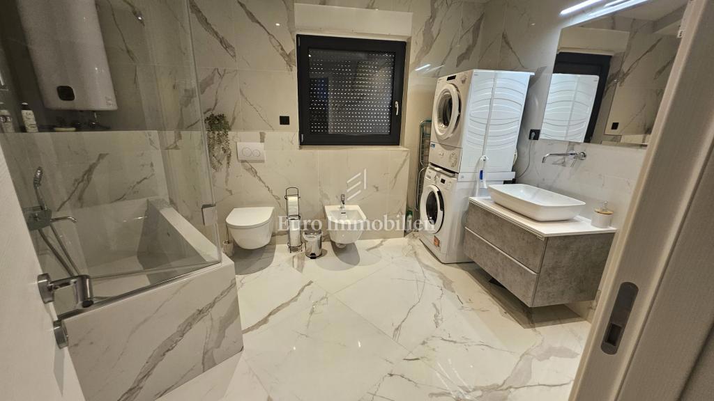 Appartamento splendidamente ristrutturato con 3 camere da letto e soggiorno completamente arredato