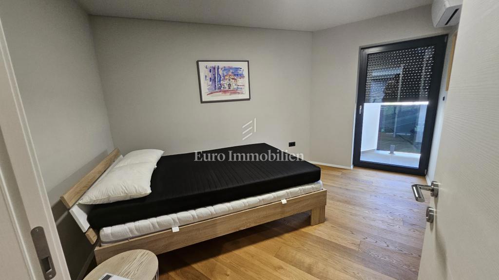 Appartamento splendidamente ristrutturato con 3 camere da letto e soggiorno completamente arredato