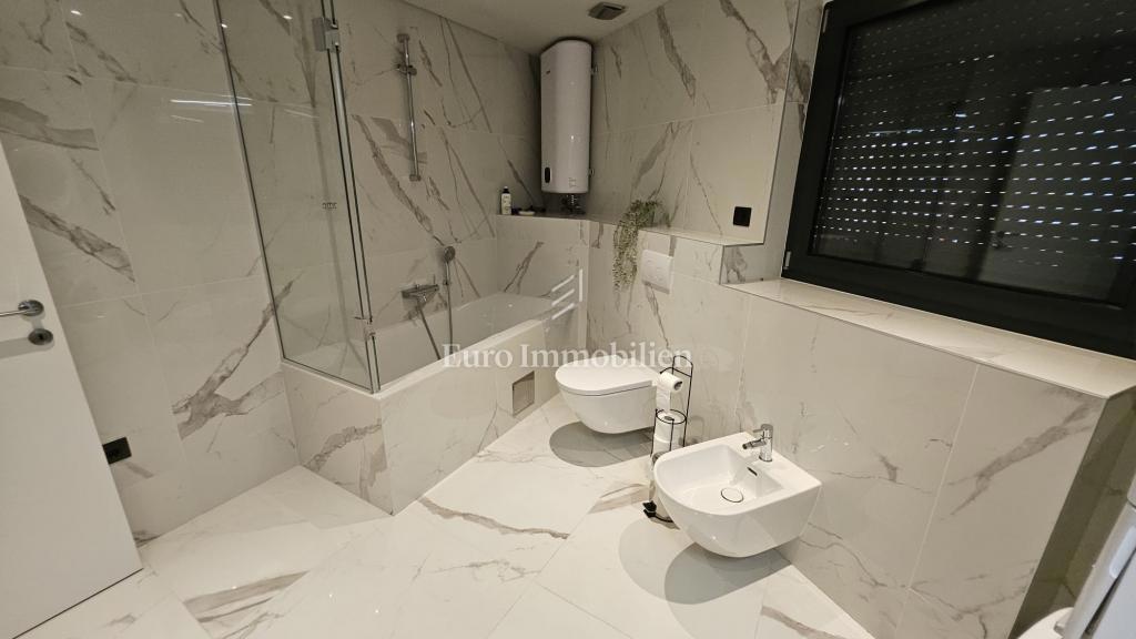 Appartamento splendidamente ristrutturato con 3 camere da letto e soggiorno completamente arredato