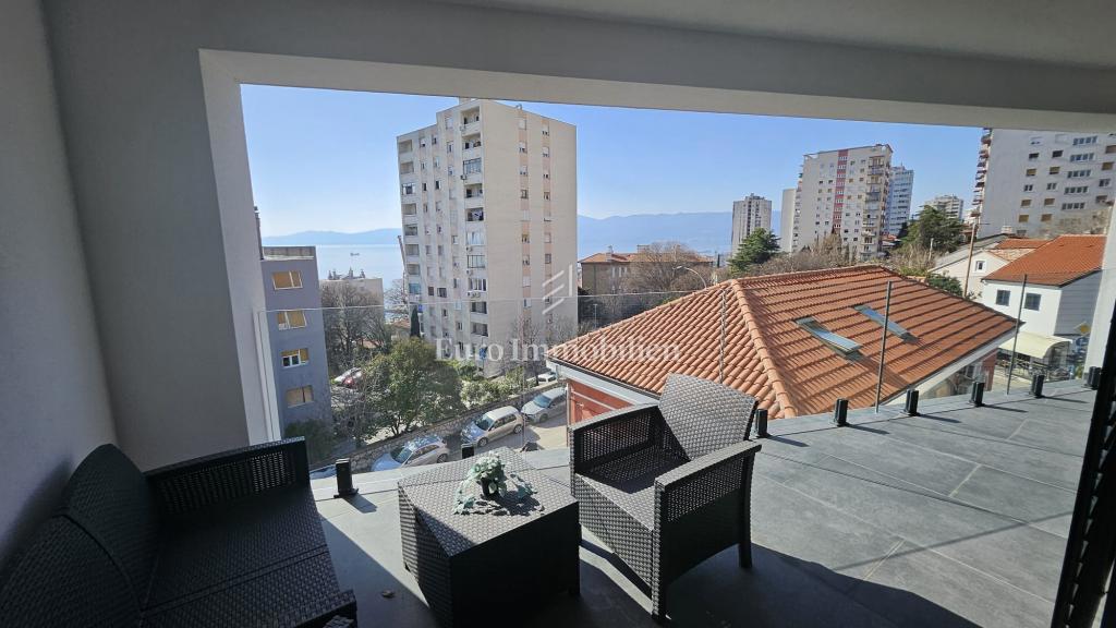 Appartamento splendidamente ristrutturato con 3 camere da letto e soggiorno completamente arredato