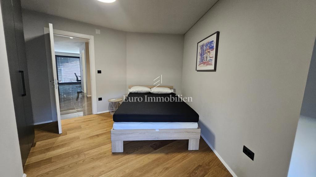 Appartamento splendidamente ristrutturato con 3 camere da letto e soggiorno completamente arredato