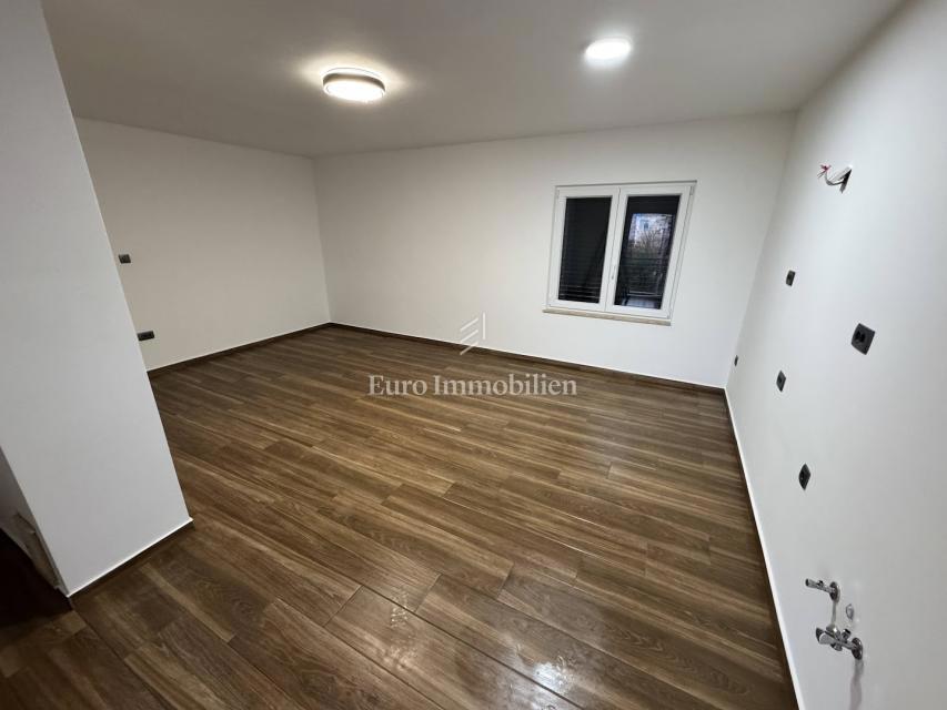 Casa con tre appartamenti vicino alla spiaggia, Fontane