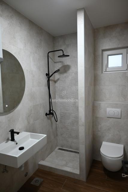 Casa con tre appartamenti vicino alla spiaggia, Fontane