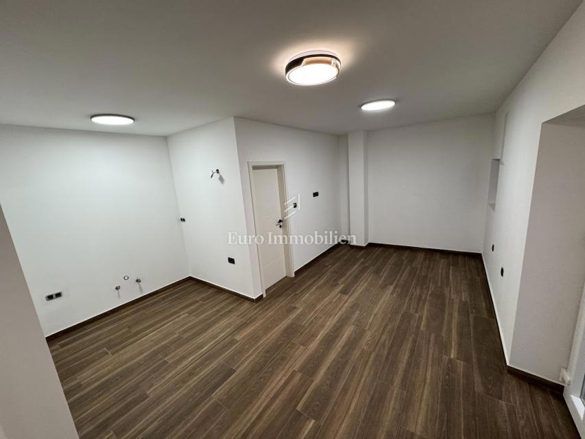 Casa con tre appartamenti vicino alla spiaggia, Fontane