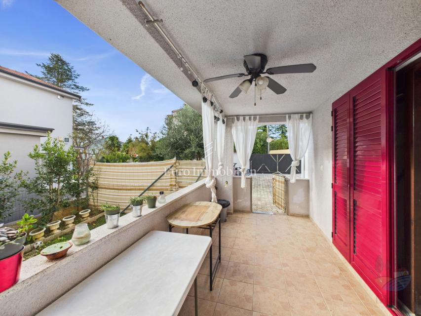 Medulin - casa con 4 appartamenti, piscina, 350m mare