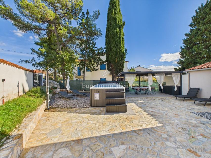 Medulin - casa con 4 appartamenti, piscina, 350m mare