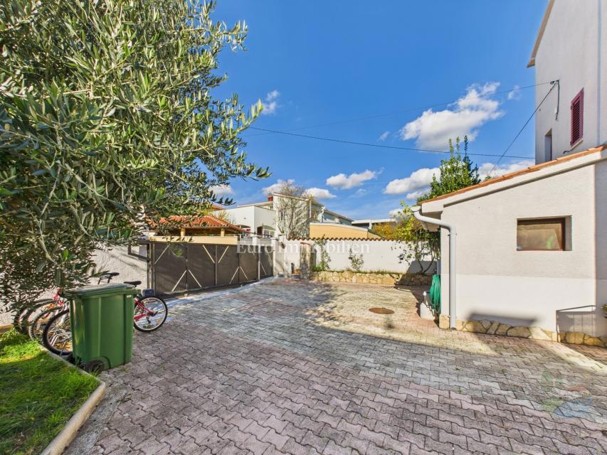 Medulin - casa con 4 appartamenti, piscina, 350m mare