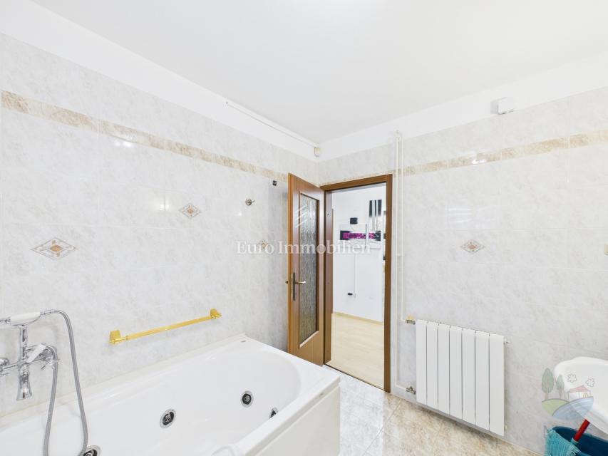 Medulin - casa con 4 appartamenti, piscina, 350m mare