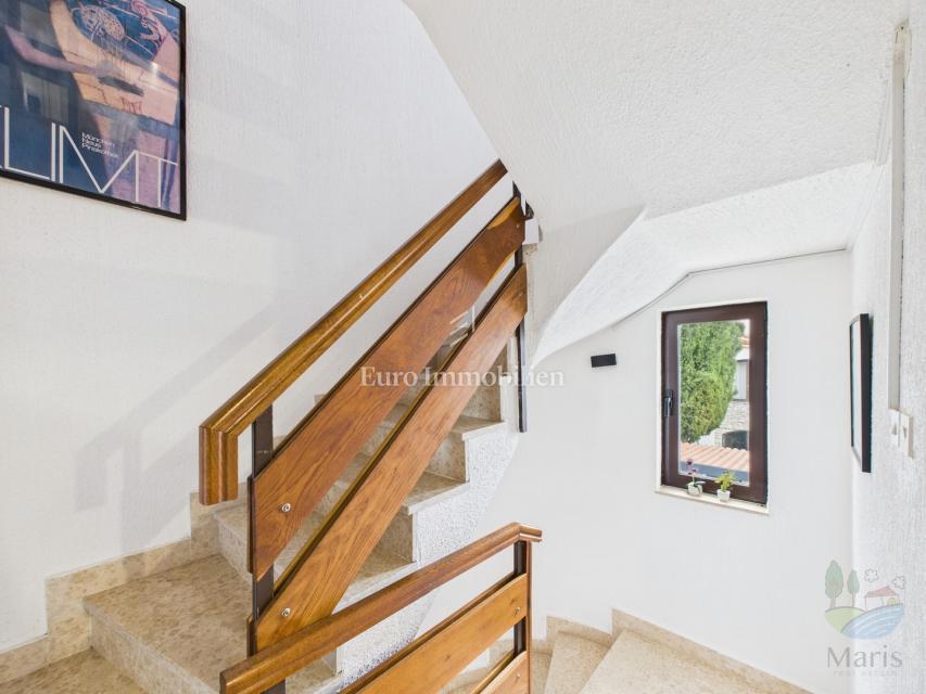 Medulin - casa con 4 appartamenti, piscina, 350m mare