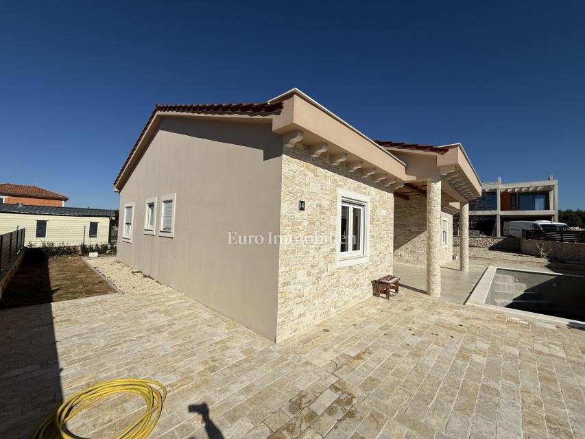 Vrsi - casa con piscina e giardino
