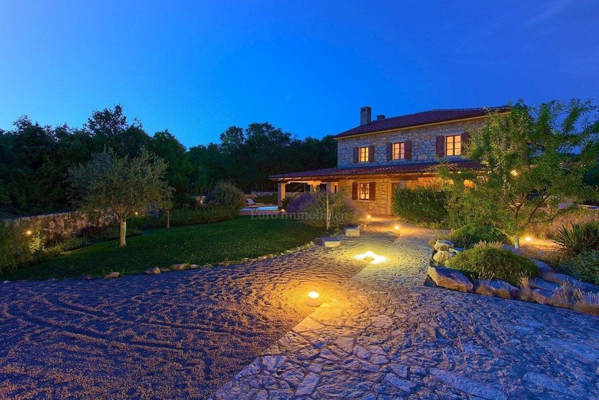 Casa in pietra in una posizione tranquilla