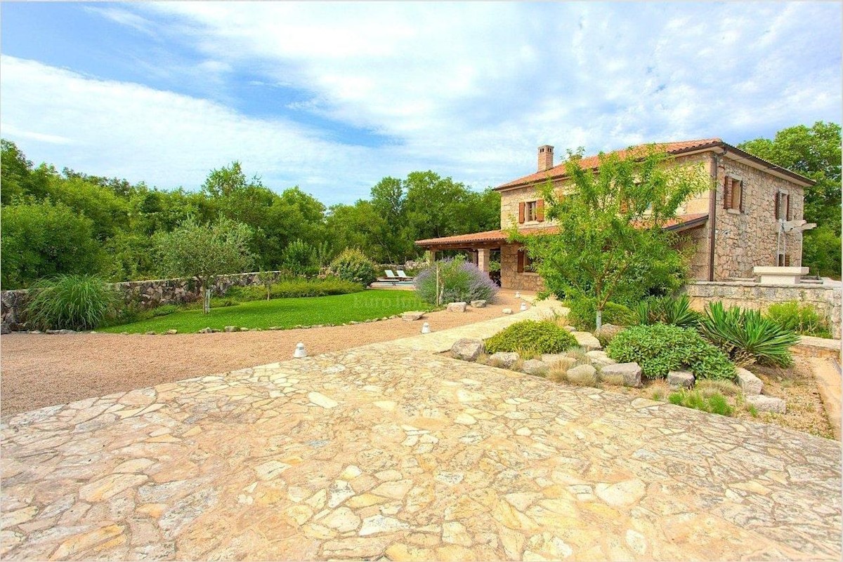 Casa in pietra in una posizione tranquilla