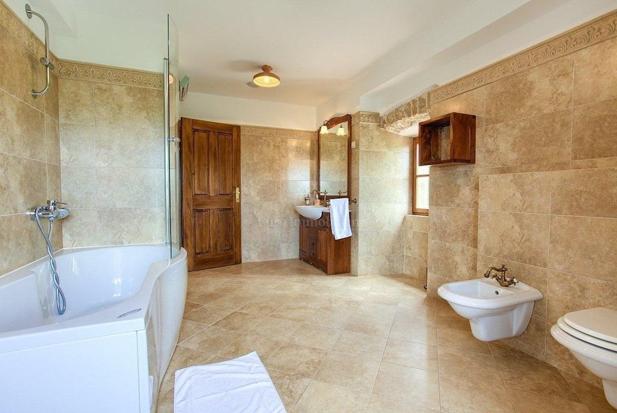 Casa in pietra in una posizione tranquilla