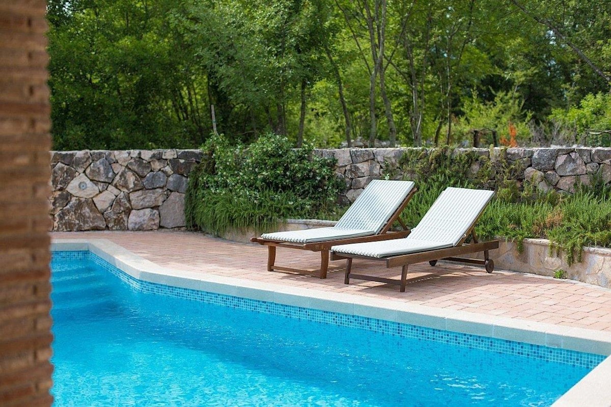 Casa in pietra in una posizione tranquilla